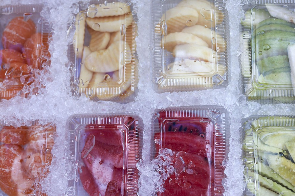 VNAPREJ NAREZANI IZDELKI Izdelki, ki jih že kupite narezane, so sicer izjemno praktični, vendar predstavljajo večje tveganje za razvoj potencialno …