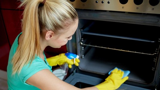 Nihče ga ne uporablja, a ta skrivni gumb na pečici imajo vsi: v 5 minutah s stekla odstrani vso maščobo