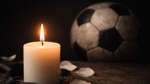 Tragedija med nogometno tekmo: 27-letni nogometaš se je nenadoma zgrudil in umrl