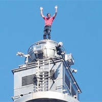 Podvig, o katerem govori ves svet: Američan brez zaščite splezal na eno najvišjih stavb na svetu (FOTO)