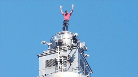 Podvig, o katerem govori ves svet: Američan brez zaščite splezal na eno najvišjih stavb na svetu (FOTO)