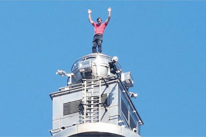 Podvig, o katerem govori ves svet: Američan brez zaščite splezal na eno najvišjih stavb na svetu (FOTO)