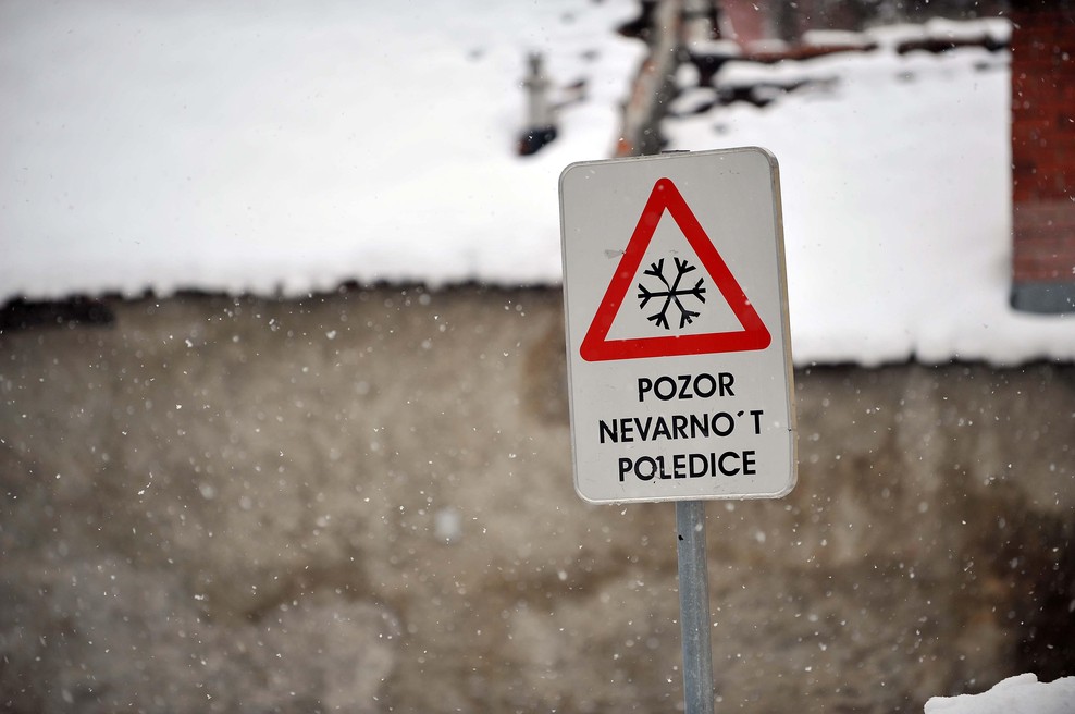 V tem delu Slovenije nastaja poledica: nekatere ceste so zaprte, na pot se odpravite zgolj v nujnih primerih (foto: Profimedia)