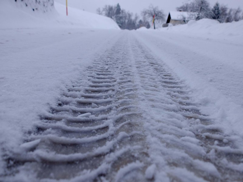 V tem delu Slovenije nastaja poledica: nekatere ceste so zaprte, na pot se odpravite zgolj v nujnih primerih