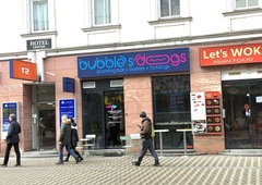 V Ljubljani se je odprl drzen lokal, ki združuje na videz nezdružljivo — cene so za prestolnico skoraj neverjetne! (FOTO)