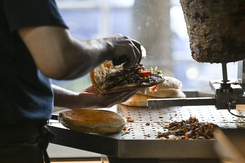 kebab meso prodaja hitra hrana ostanki razkritje delavec prehranjevanje zdravje nevarno