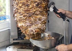 Prodajal kebab, nato pa se odločil, da bo razkril vse: "Povem vam, kaj naredijo z mesom, ki ostane. In ne, ne vržejo ga stran!"