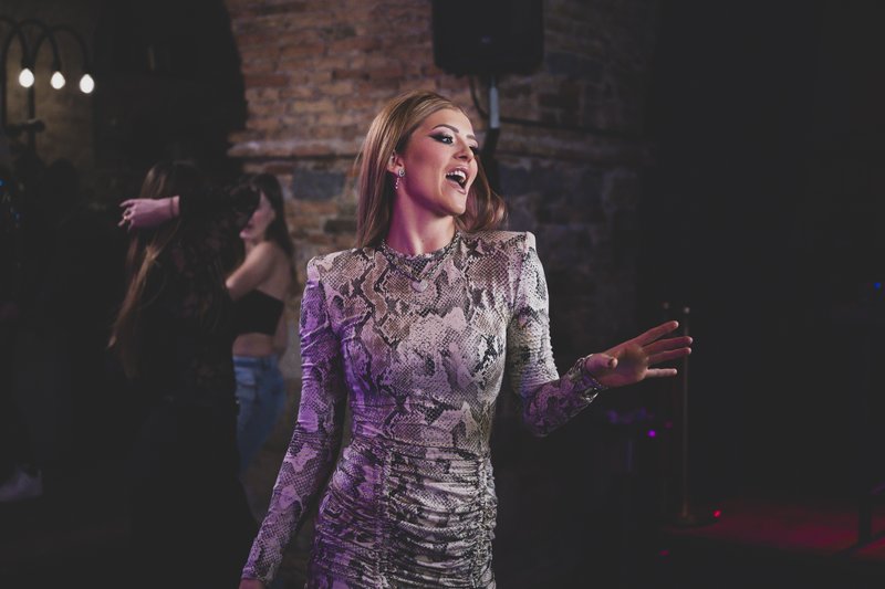 Nina Donelli pesem in videospot Neke oči zelene