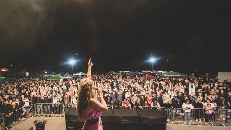 Nina Donelli pesem in videospot Neke oči zelene