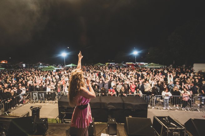 Nina Donelli pesem in videospot Neke oči zelene