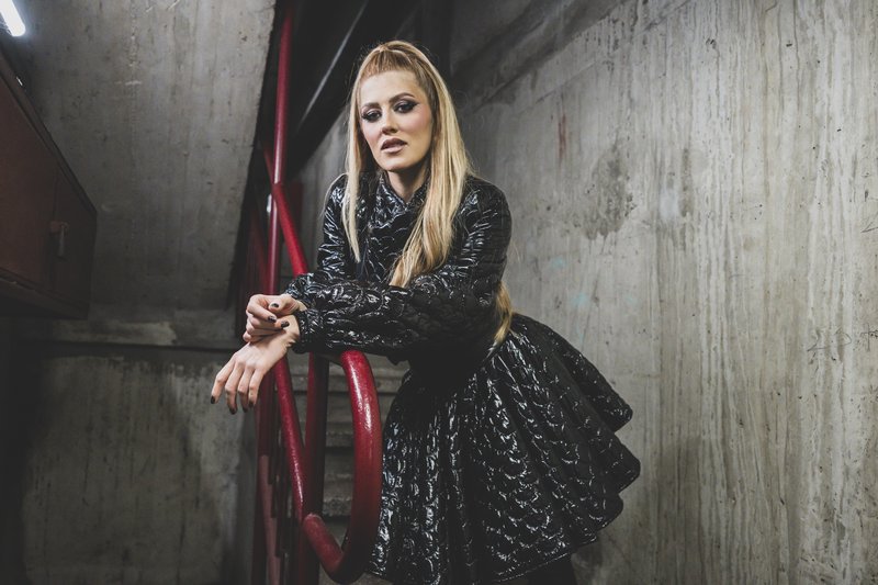 Nina Donelli pesem in videospot Neke oči zelene