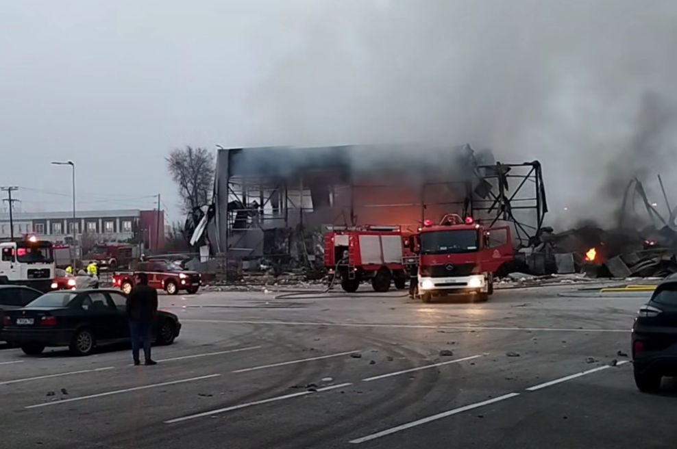 Eksplozija in požar v tovarni priljubljenih piškotov: v tragediji umrle najmanj štiri delavke (foto: Facebook/TrikalaOpinion/posnetek zaslona)
