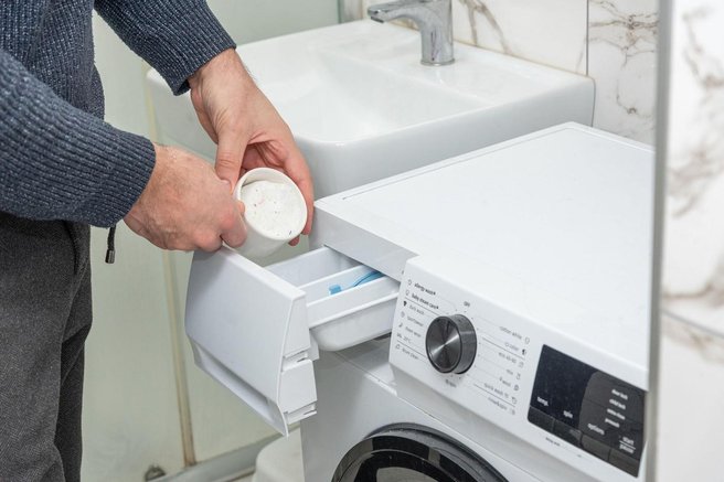 Ko pralni stroj krati spanec: Slovenka izlila svoj gnev o sosedih, ki perejo ponoči