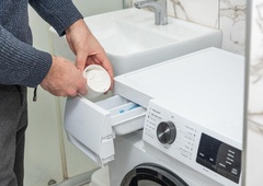 Ko pralni stroj krati spanec: Slovenka izlila svoj gnev o sosedih, ki perejo ponoči