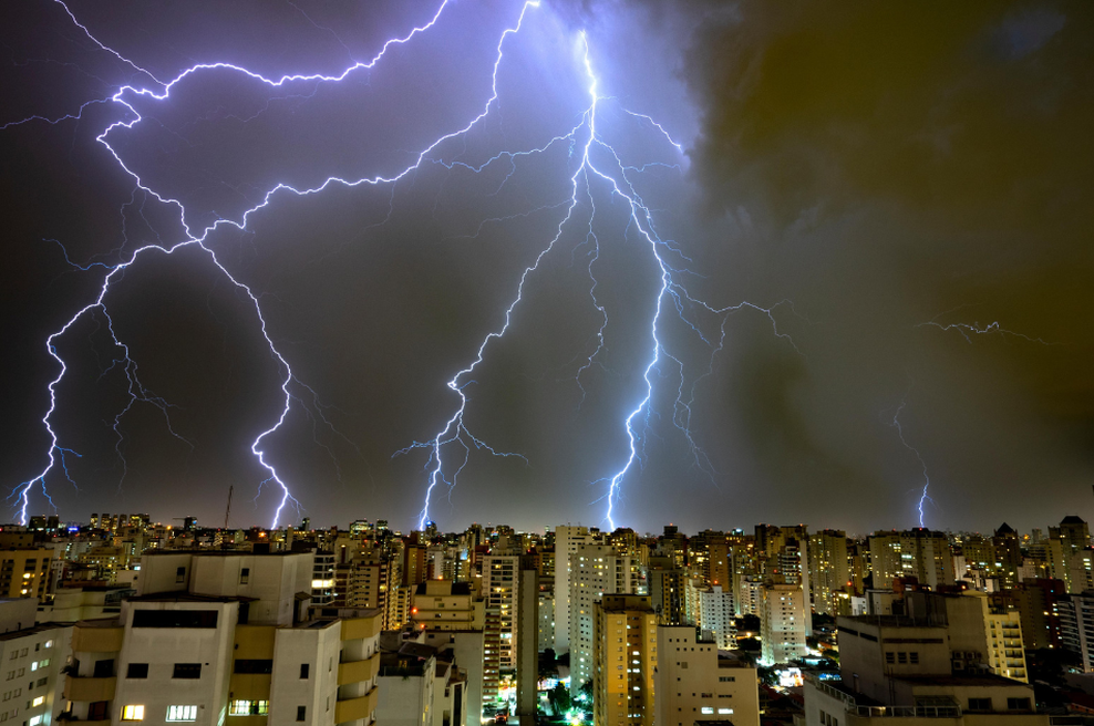 V množico več tisoč podpornikov skrajne desnice udarila strela: poškodovanih najmanj 89 ljudi (foto: Profimedia)