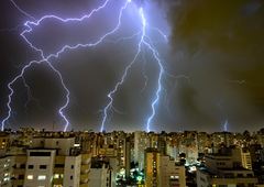 V množico več tisoč podpornikov skrajne desnice udarila strela: poškodovanih najmanj 89 ljudi