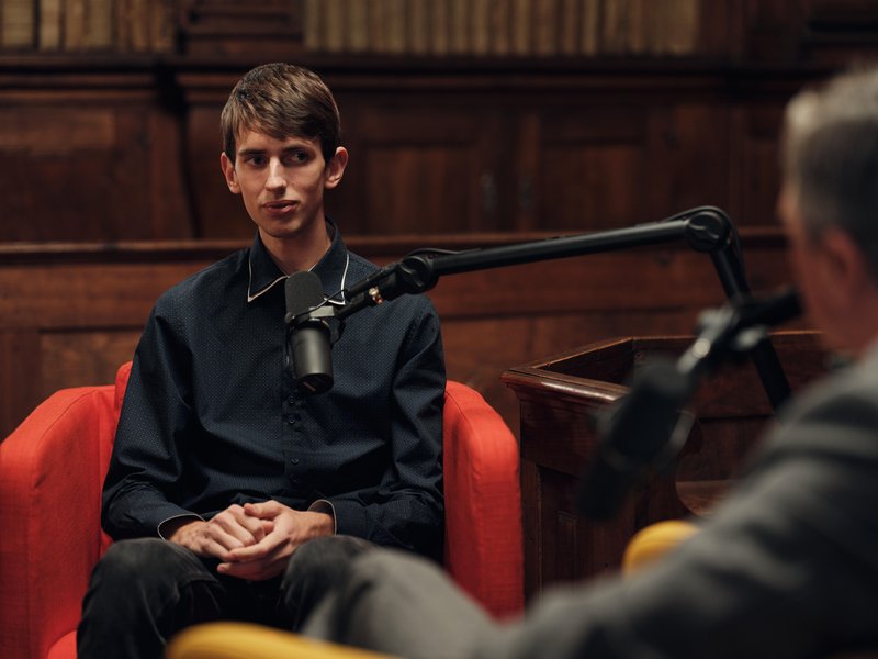 V podkastu navdiha Peter Andolšek, dvakratni olimpijski prvak v znanju o vesolju, umetni inteligenci in zakaj so znanstveniki nevidni