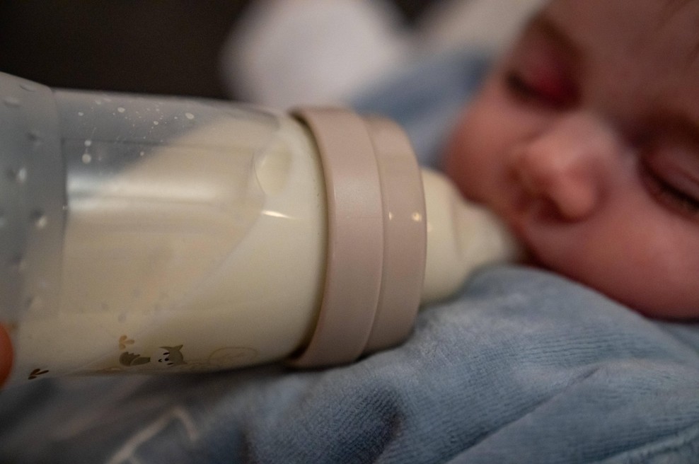 Množičen odpoklic izdelkov: policija preiskuje smrt dveh dojenčkov, ki sta zaužila okuženo hrano za dojenčke (foto: Profimedia)