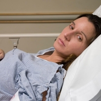 rak bolezen zenska zdravje bolnica postelja spanje utrujenost onkolog obraz bolezni