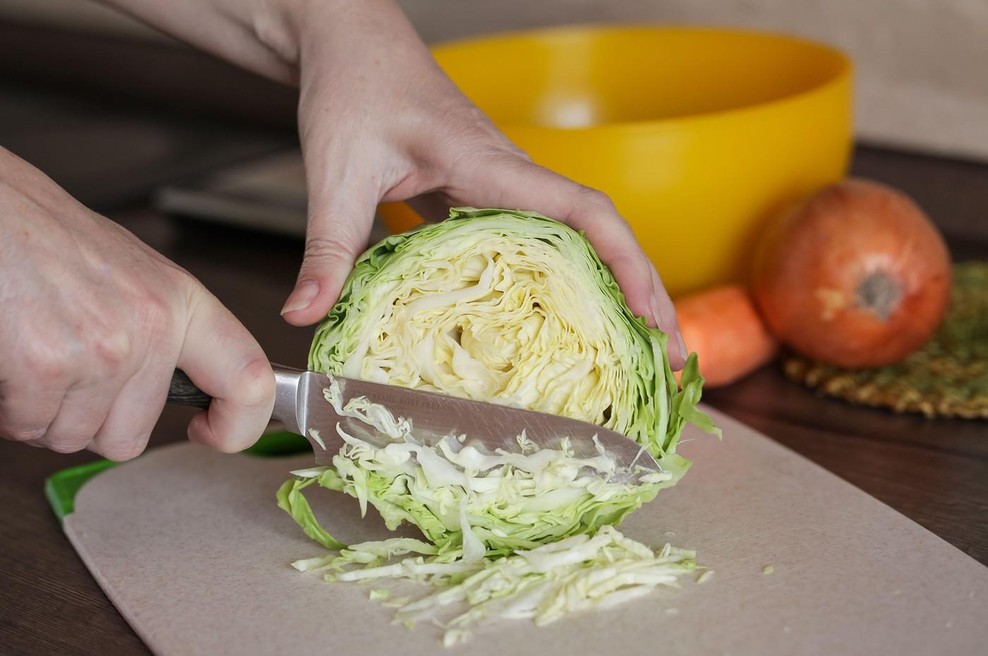 Znani kuhar razkril skrivnost najboljše zeljne solate: ključ ni v sestavinah, ampak v pravilnem vrstnem redu! (foto: Profimedia)