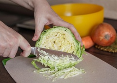 Znani kuhar razkril skrivnost najboljše zeljne solate: ključ ni v sestavinah, ampak v pravilnem vrstnem redu!