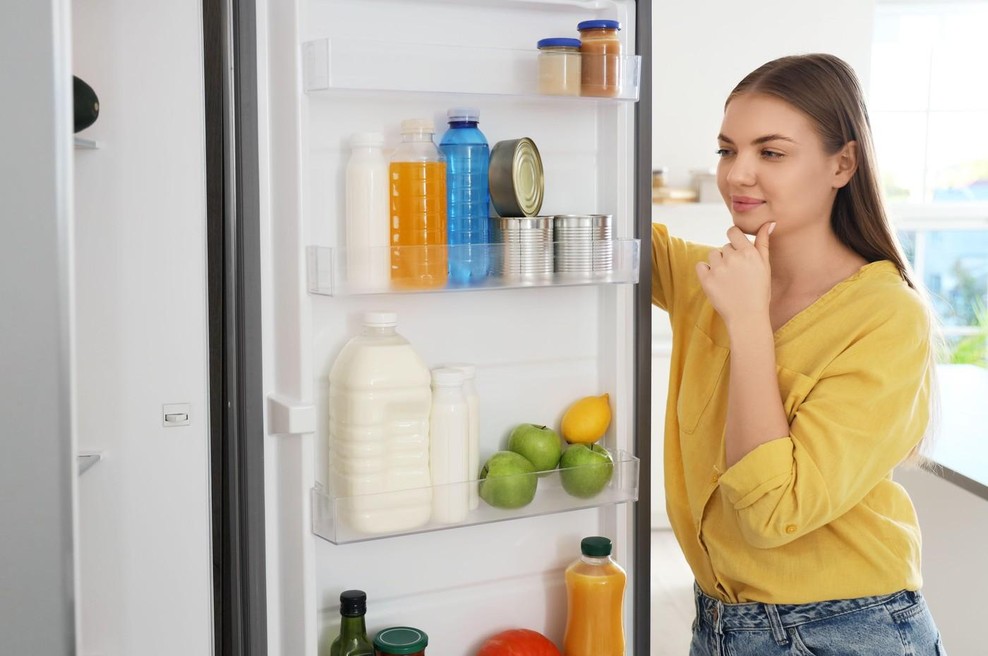 Če vsak večer po sedmi uri odpirate hladilnik v iskanju prigrizka, ima lahko to ne ravno nedolžne posledice za vaše zdravje (foto: Profimedia)
