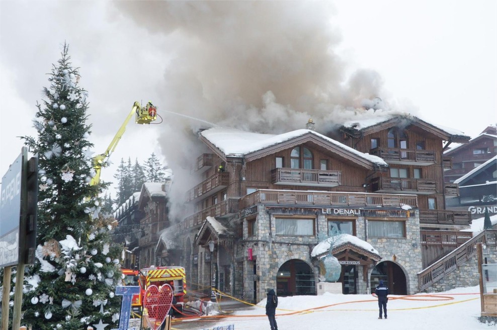 Zagorel luksuzen hotel: gasilci se še vedno borijo z ognjem (FOTO) (foto: Facebook/150 Days of Winter)