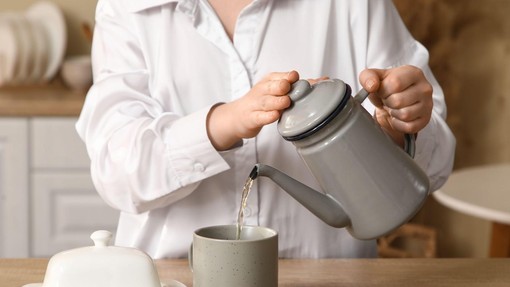 Ta napitek prava rešitev za prebavo: napihnjenost izgine v trenutku, črevesje pa deluje kot švicarska ura