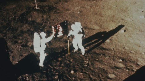 nasa vesolje luna apollo misija skrivnost voda zemlja oceani znanost