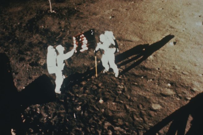 nasa vesolje luna apollo misija skrivnost voda zemlja oceani znanost