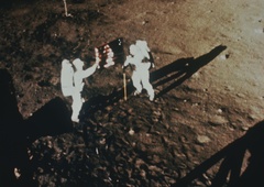 V arhivu agencije NASA se je desetletja nabiral prah na osupljivi skrivnosti: kar je Apollo našel na Luni spremeni vse, kar smo vedeli