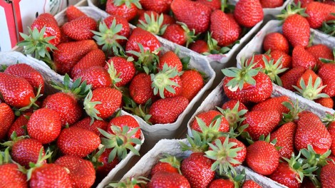 tržnica jagode sadje