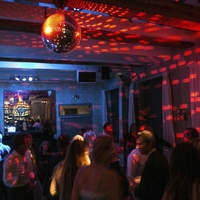 Ste starejši od 40 let? V nekaterih delih sveta vam lahko zaradi tega prepovedo vstop v klube – in to je razlog, zakaj