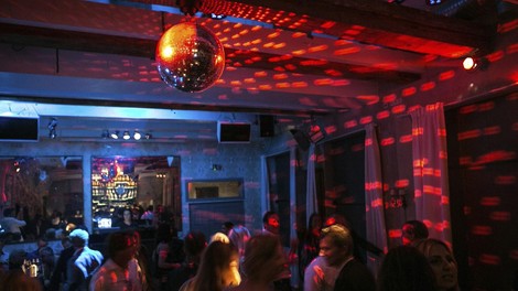 Ste starejši od 40 let? V nekaterih delih sveta vam lahko zaradi tega prepovedo vstop v klube – in to je razlog, zakaj