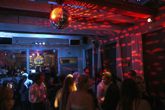 Ste starejši od 40 let? V nekaterih delih sveta vam lahko zaradi tega prepovedo vstop v klube – in to je razlog, zakaj