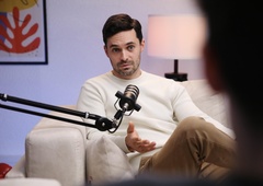 Med rečnimi tokovi in algoritmi umetne inteligence: Luka Goršek v podkastu Tvoj glas 26 o politiki, ki je zamudila trenutek