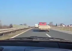Brezglava vožnja na avtocesti, ki bi se lahko tragično končala: posnetek razburil voznike (VIDEO)