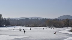 Ljudje se kljub opozorilom radi zadržujejo na zaledenelem bajerju.