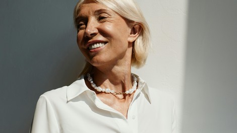 Po 29 letih zakona jo je ločitev doletela kot strela z jasnega: njena naslednja poteza osupnila vse