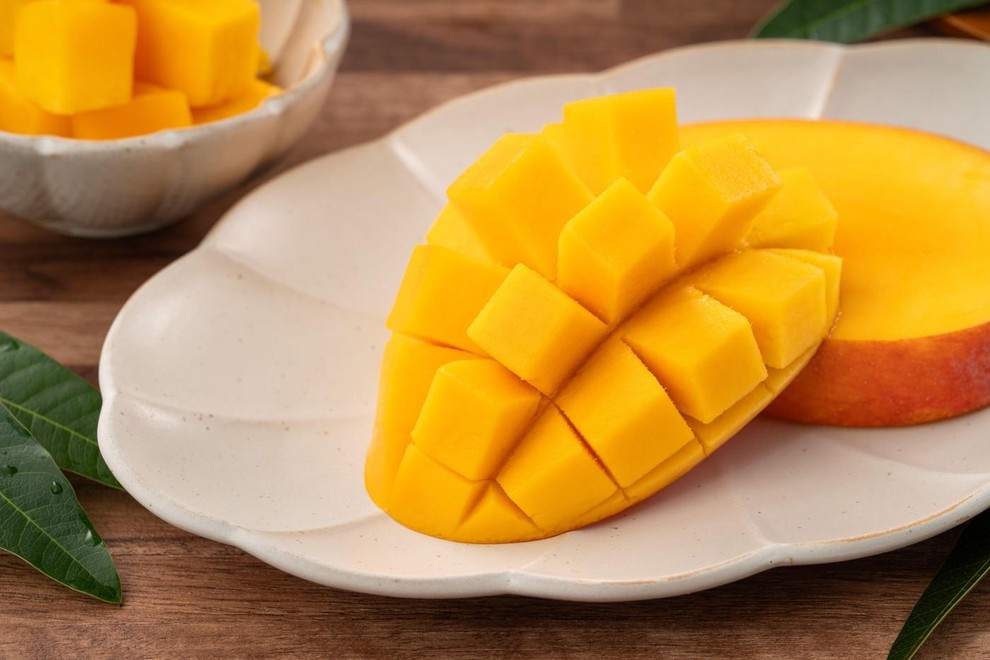 MANGO Mango vsebuje veliko vlaknin, kalija, magnezija ter vitaminov A in C, vendar svež ni vedno lahko dostopen. Zamrznjeni koščki …