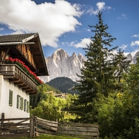 Rajski italijanski alpski kraj, ki je po naključju postal viralen na družbenih omrežjih, prebivalci pa zdaj izganjajo turiste: "Hočemo ohraniti svoj mir!"