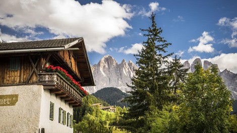 Rajski italijanski alpski kraj, ki je po naključju postal viralen na družbenih omrežjih, prebivalci pa zdaj izganjajo turiste: "Hočemo ohraniti svoj mir!"