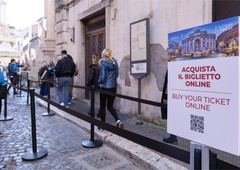 Turisti se požvižgajo na nova pravila: za vstopnino nočejo niti slišati, oblastem grenijo vsakdan