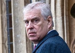 Nekdanji britanski princ Andrew pod težo hudih obtožb ostal brez razkošnega domovanja