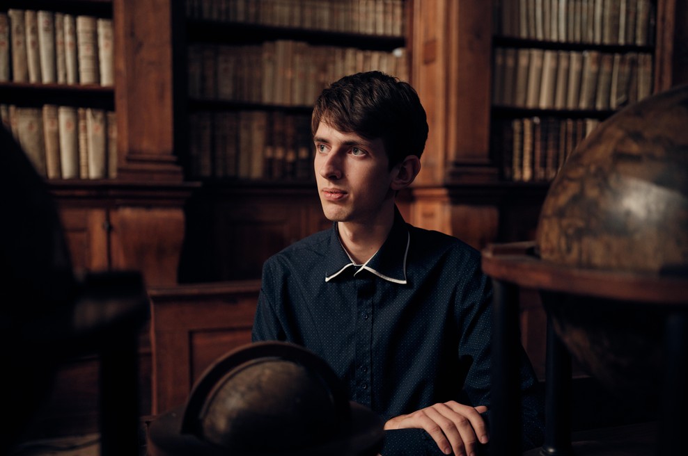 Mladi znanstvenik Peter Andolšek v podkastu navdiha o tem, koliko vesolja v resnici poznamo (foto: Sami Rahim / XO Studio)