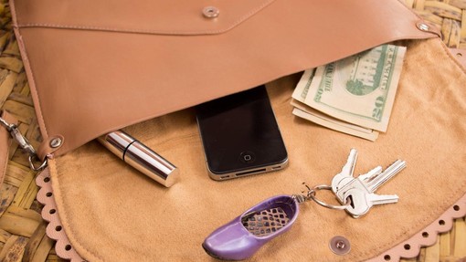 Če želite imeti denar, to odstranite iz torbice: ženske nezavedno hranijo stvari, ki privlačijo revščino