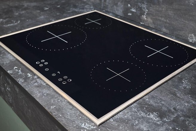 elektricni stedilnik ravna plosca kuhinja kuhanje ciscenje umazanija svinjarina trik nasveti