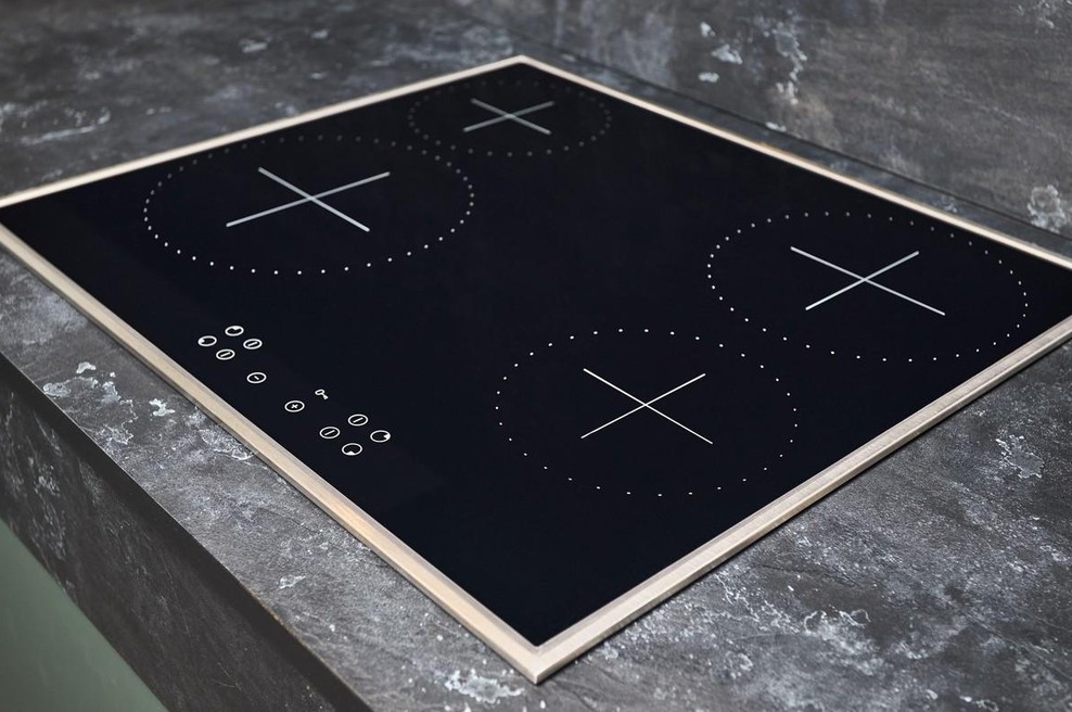 Fuj, kako umazana je kuhalna plošča! Brez skrbi: ostaja preprost trik - v nekaj minutah se bo svetila kot nova (foto: Profimedia)