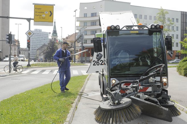 "Pljuvanje, uriniranje, žvečilni, odpadki, bruhanje ..." Ljubljančani groženi nad stanjem ljubljanskih ulic