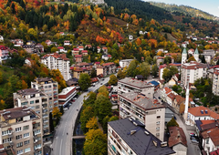 Kaos, strah in bes v občini z 9000 prebivalci: trdijo, da so zastrupljeni, ob besedah župnika pa so vsi izbuljili oči